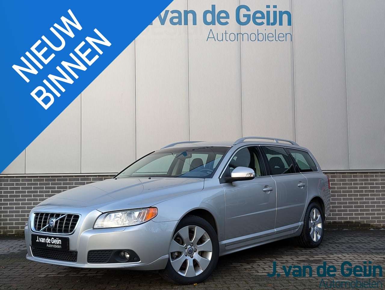 Volvo V70 - 2.5T Summum | Stoelventilatie | Afn trekhaak | Xenon | Leer| Sensoren V&A | APK mei 26 - AutoWereld.nl