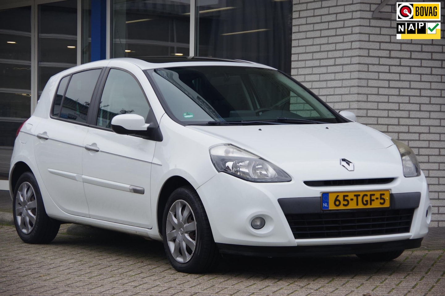 Renault Clio - 1.5 dCi Panoramadak Airco Navigatie 5-deurs - AutoWereld.nl