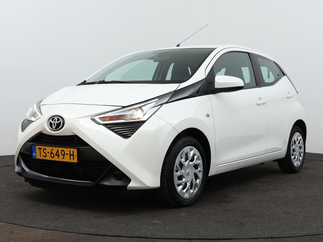 Toyota Aygo - 1.0 VVT-i x-play | Camera | Bluetooth | - AutoWereld.nl