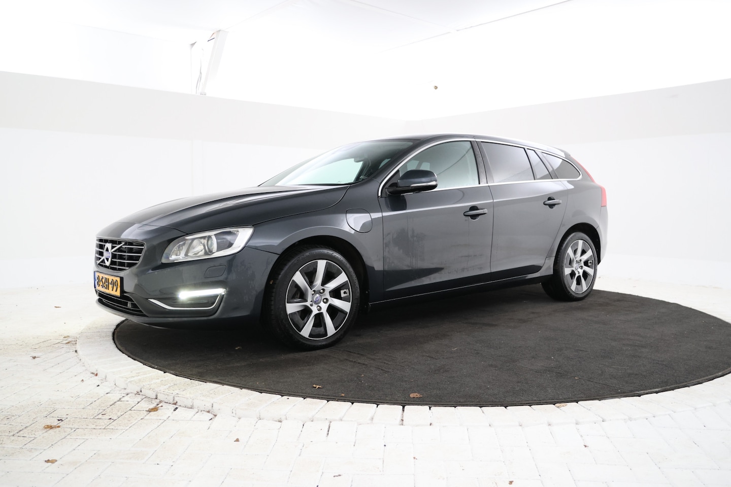 Volvo V60 - 2.4 D6 AWD Plug-In Hybrid Summum leder, Airco, Navigatie - AutoWereld.nl