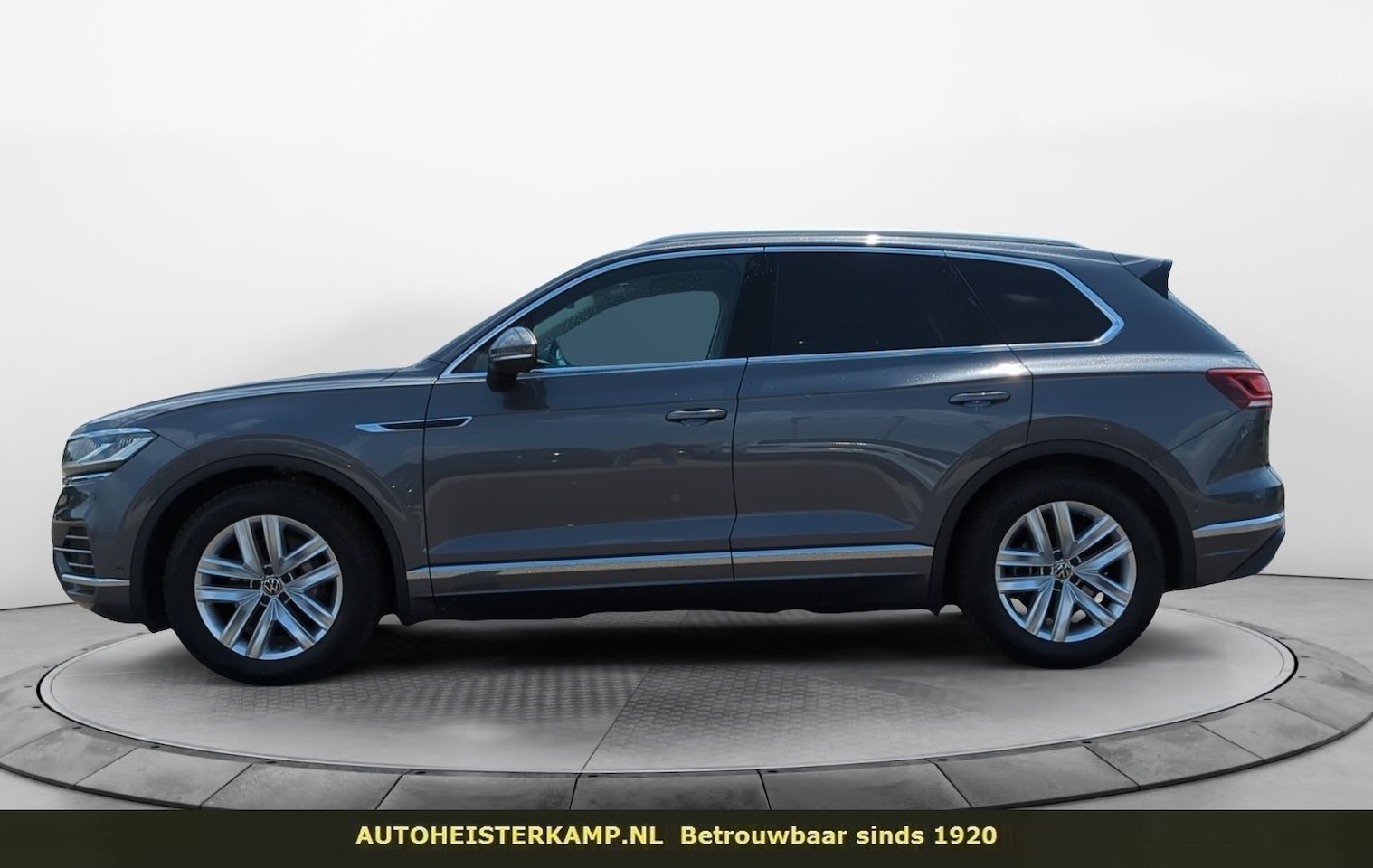 Volkswagen Touareg - 3.0 TDI Atmosphere Grijs Kenteken ACC Luchtvering Trekhaak Comfortstoelen Camera - AutoWereld.nl