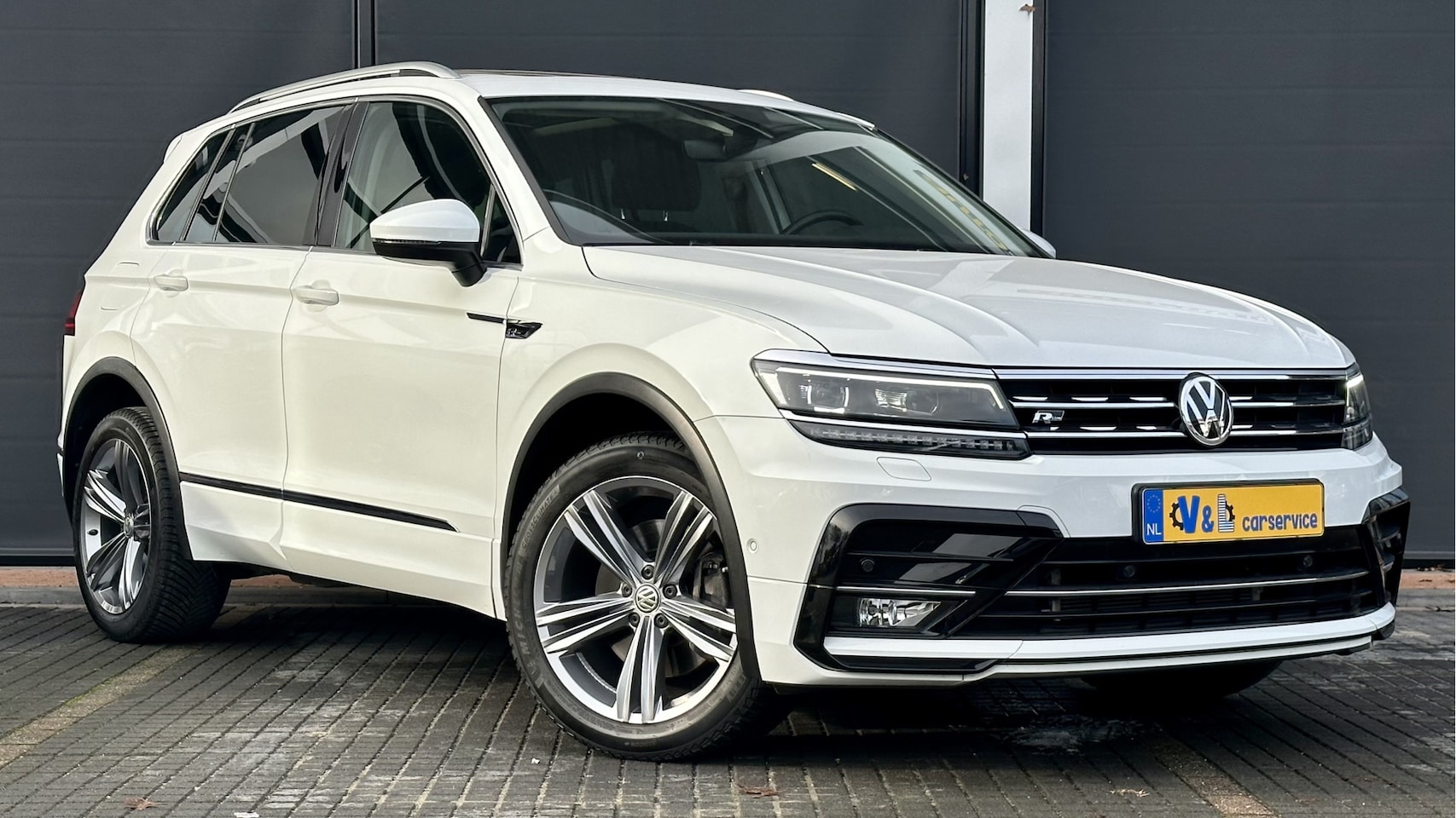 Volkswagen Tiguan - 2.0 TSI 4Motion Highline Business R / Stoelverwarming / Panoramadak / Adaptieve cruis - AutoWereld.nl