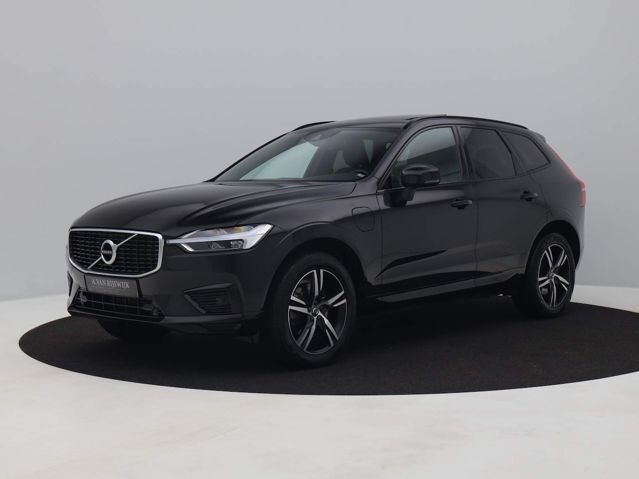 Volvo XC60 - 2.0 T8 Twin Engine AWD R-Design | PANO | ADAPTIVE | TREKHAAK | STOELVERW. - AutoWereld.nl