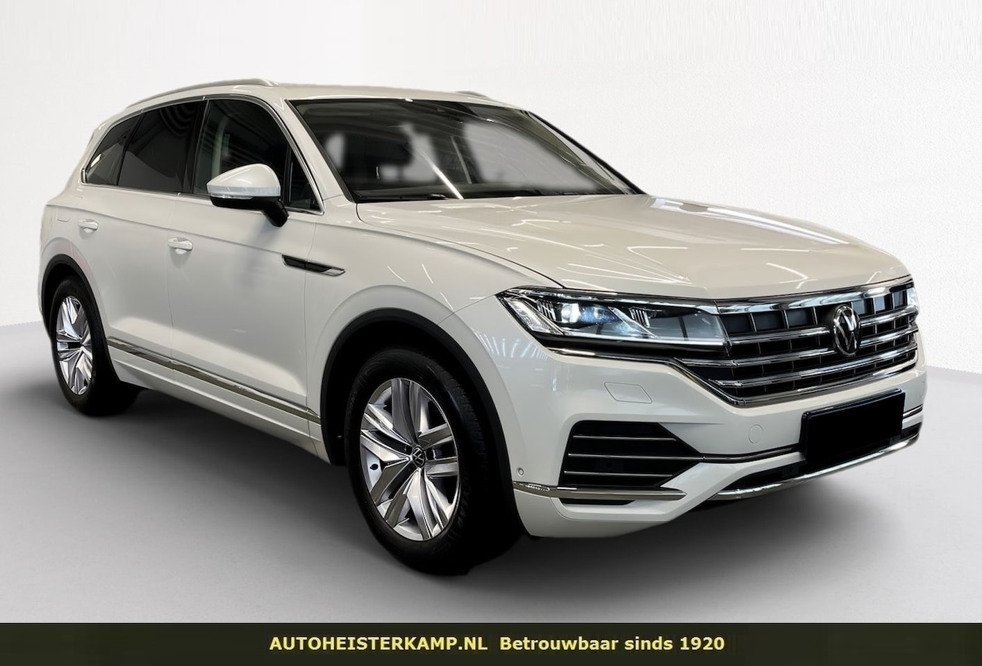 Volkswagen Touareg - 3.0 TDI Atmosphere Grijs Kenteken ACC Luchtvering Trekhaak Comfortstoelen Camera - AutoWereld.nl