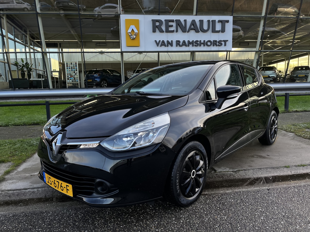 Renault Clio - 0.9 TCe Expression / Centr. Deurvergrendeling / Elek. Spiegels / Airco / Parkeersens. Acht - AutoWereld.nl