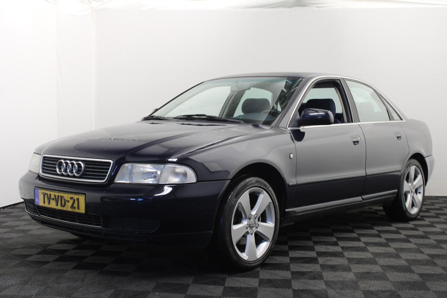 Audi A4 Limousine - 1.8 5V Advance - AutoWereld.nl