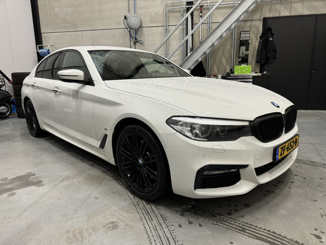 BMW 5-serie - 530e iPerformance High Exe. M-Sportpakket, Black Optic, Sportstoelen, Camera, Ambiente, Na - AutoWereld.nl