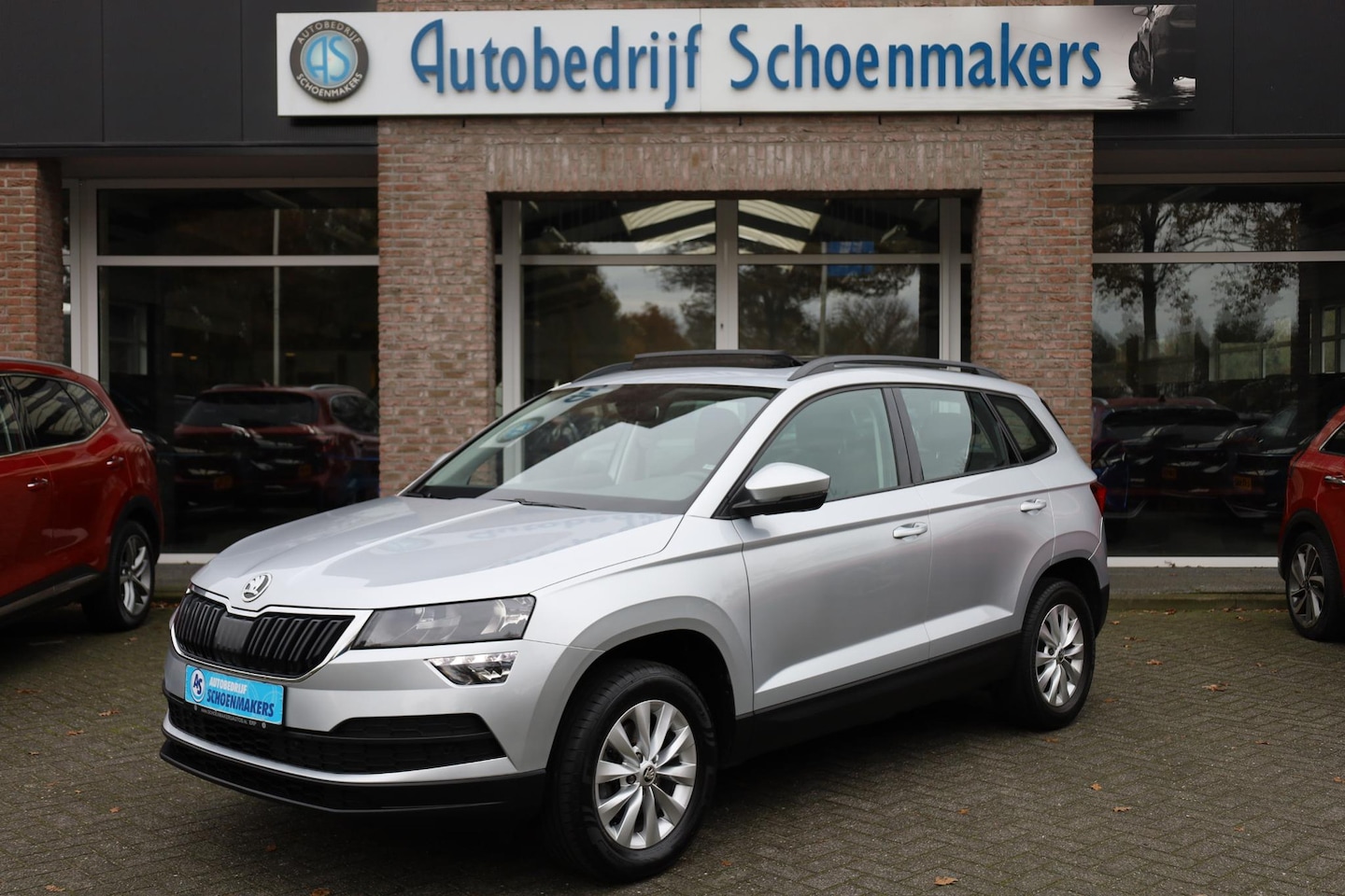 Skoda Karoq - 1.0 TSI Ambition CAMERA TREKHAAK-ELEC PANO DAB CARPLAY SFEERVERL. STOELVERW. NAVI 2xPDC LM - AutoWereld.nl