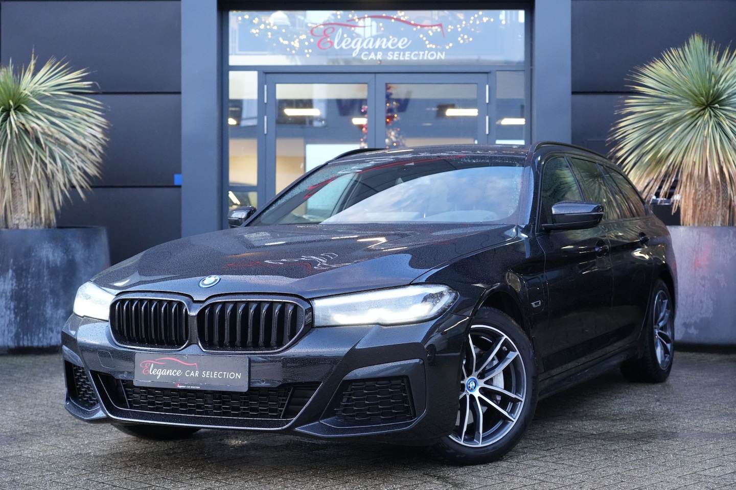 BMW 5-serie Touring - 530e M Sport High Executive 293pk Panoramadak/Stoelverwarming/Camera - AutoWereld.nl