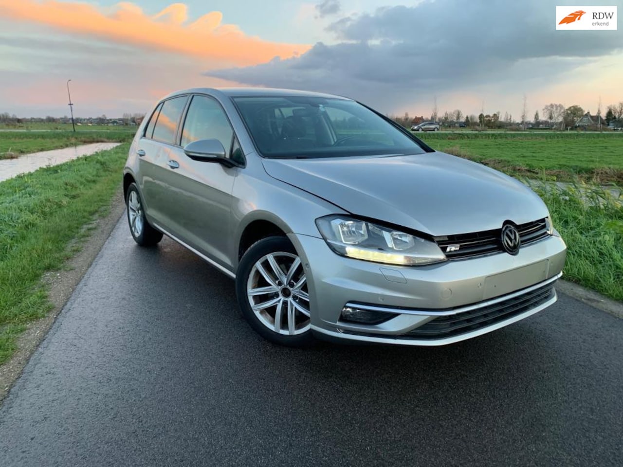 Volkswagen Golf - 1.6 TDI Highline Business R-LINE AUTOMAAT DSG CARPLAY DIESEL - AutoWereld.nl