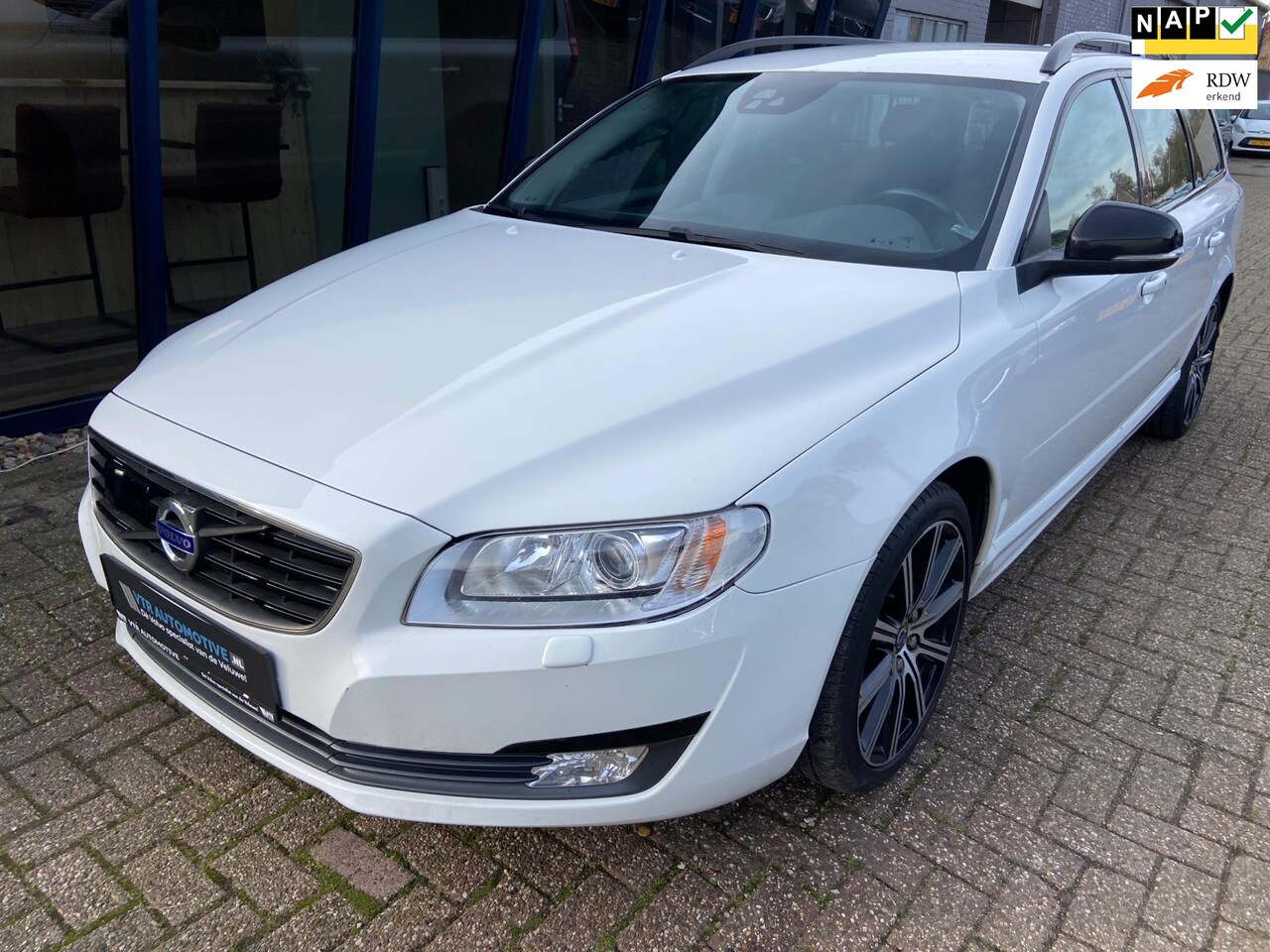 Volvo V70 - 2.0 T4 Dynamic Edition LEER / NAVI / 1e Eigenaar - AutoWereld.nl