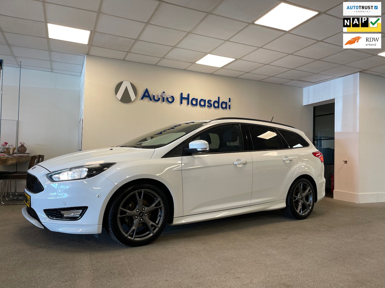 Ford Focus Wagon - 1.0 ST-Line|NAVI|CARPLAY|TREKHAAK|CRUISE|ALLSEASON - AutoWereld.nl