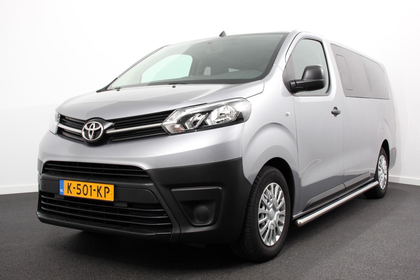 Toyota ProAce Shuttle - 1.5 D-4D Navigator Long |9 Persoons | Navigatie | Parkeersensoren | Carplay | Cruise Contr - AutoWereld.nl