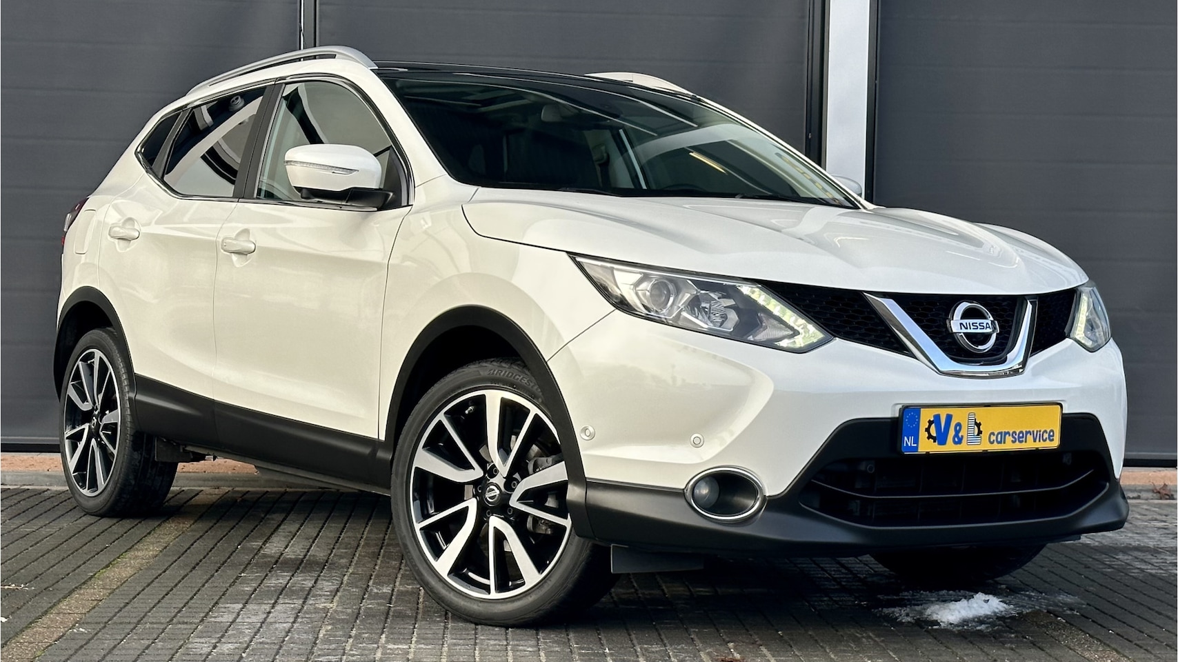 Nissan Qashqai - 1.2 Premier Edition Pannoramadak / 360camera / Stoelverwarming / Cruis / Clima - AutoWereld.nl