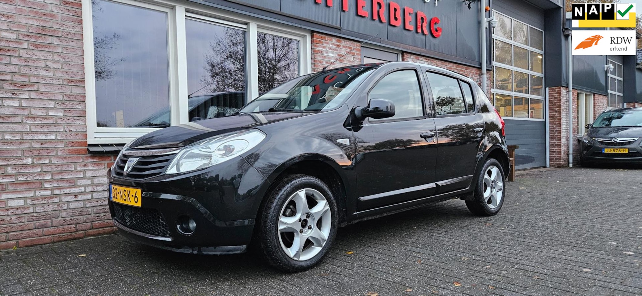 Dacia Sandero - 1.2 Blackline Trekhaak! Airco! Nette Auto! Nieuwe Apk! - AutoWereld.nl