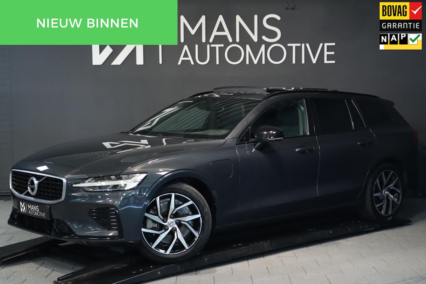 Volvo V60 - 2.0 T8 AWD R-Design / PANODAK / TREKHAAK / KEYLESS - AutoWereld.nl