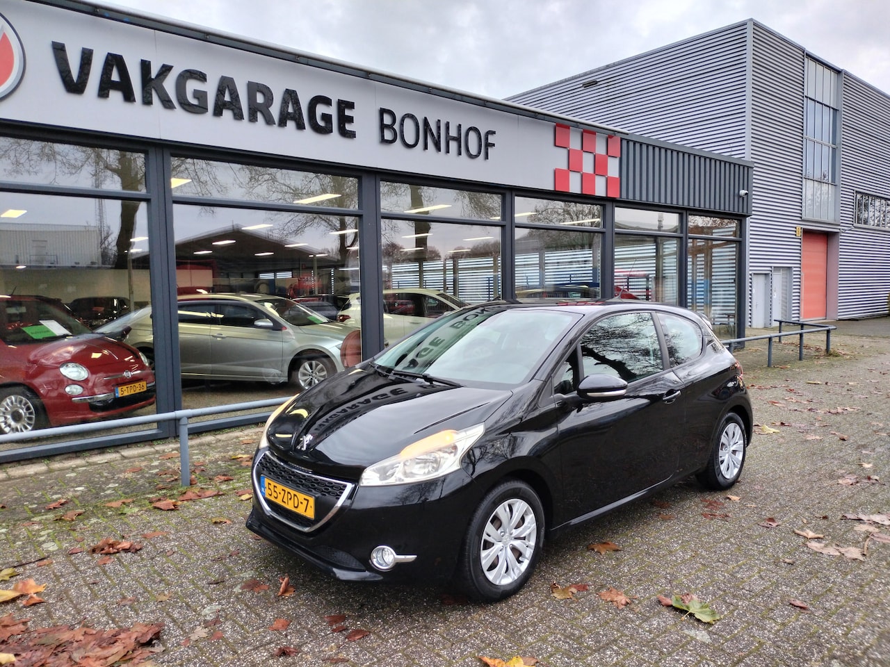 Peugeot 208 - 1.2 VTi Envy CLIMA-CRUISE-TREKHAAK - AutoWereld.nl