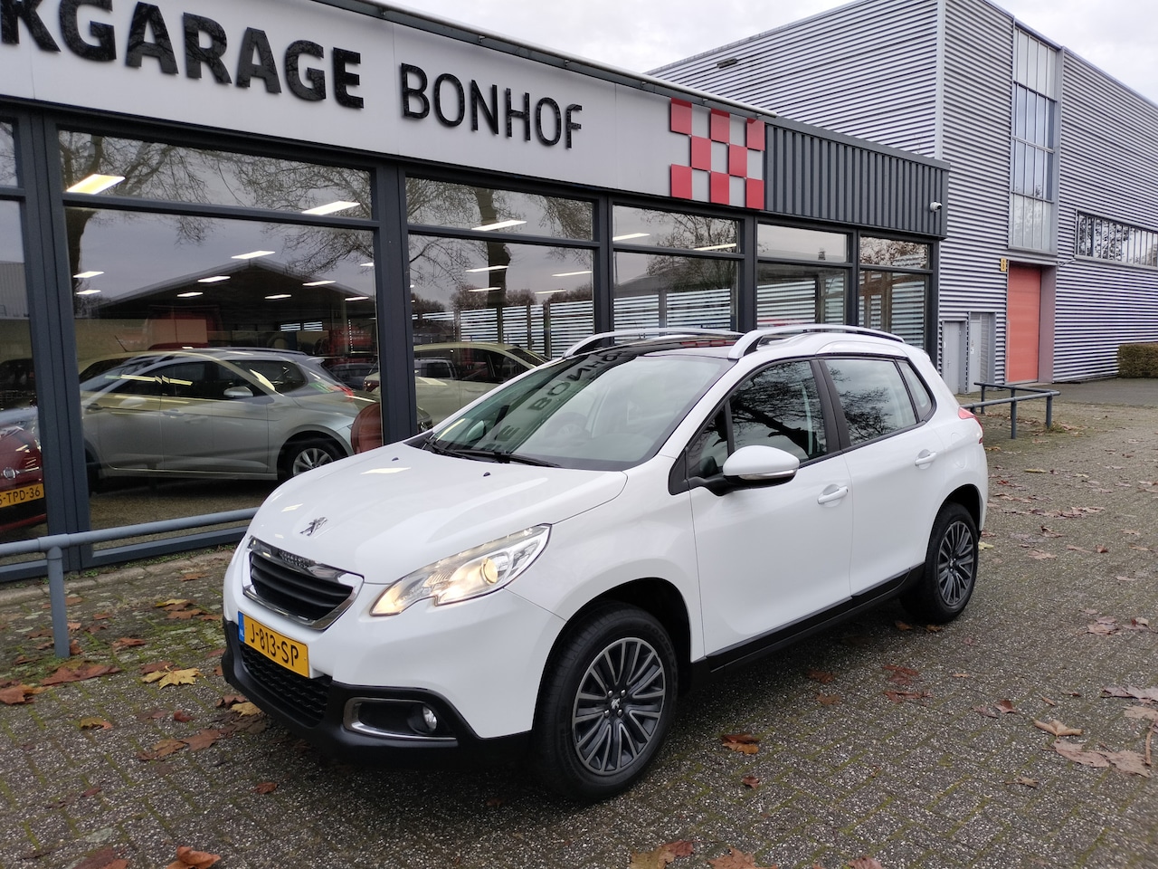 Peugeot 2008 - 1.2 VTi Active NIEUWE MOTOR-AIRCO-NAVI-CRUISE - AutoWereld.nl