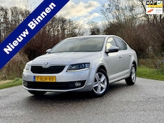 Skoda Octavia - 1.2 TSI Greentech Elegance Businessline 5DRS NAVI KEYLES ECC STOELVERWARMING NAP GOED ONDE