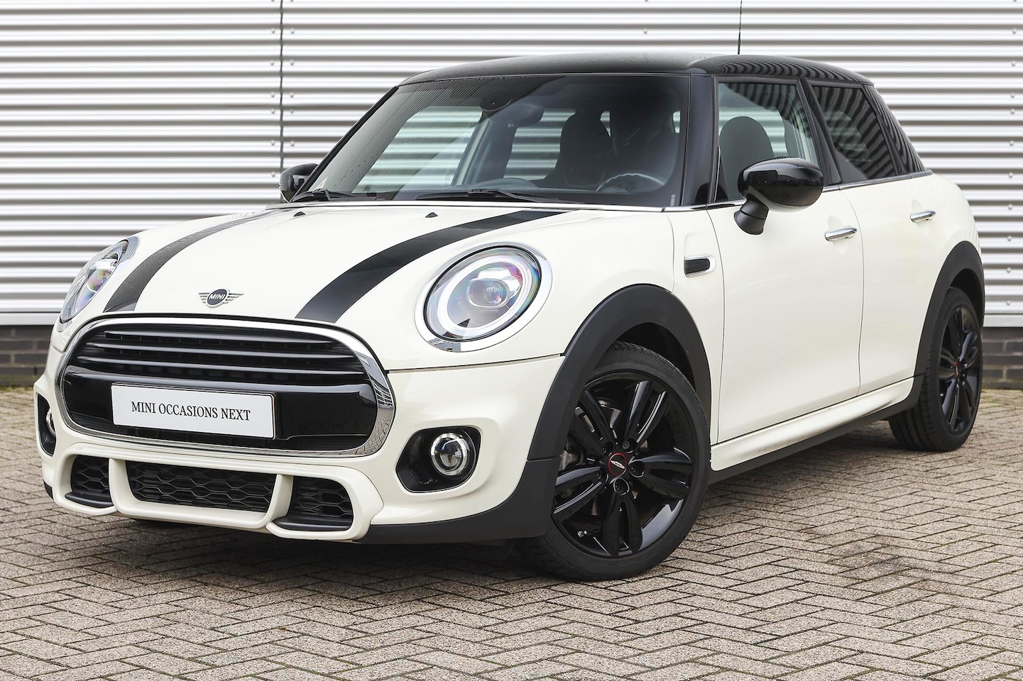 MINI Cooper - Hatchback Automaat / JCW Pakket / Comfort Access / Sportstoelen / LED / Cruise Control / P - AutoWereld.nl