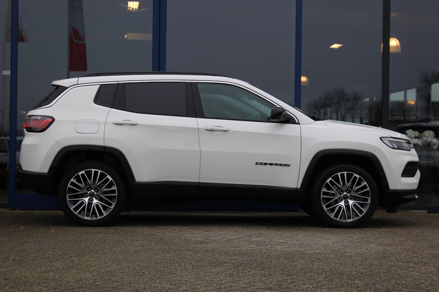 Jeep Compass - 4xe 190 Plug-in Hybrid Electric Night Eagle PANORAMADAK ACC CAMERA 19'' - AutoWereld.nl