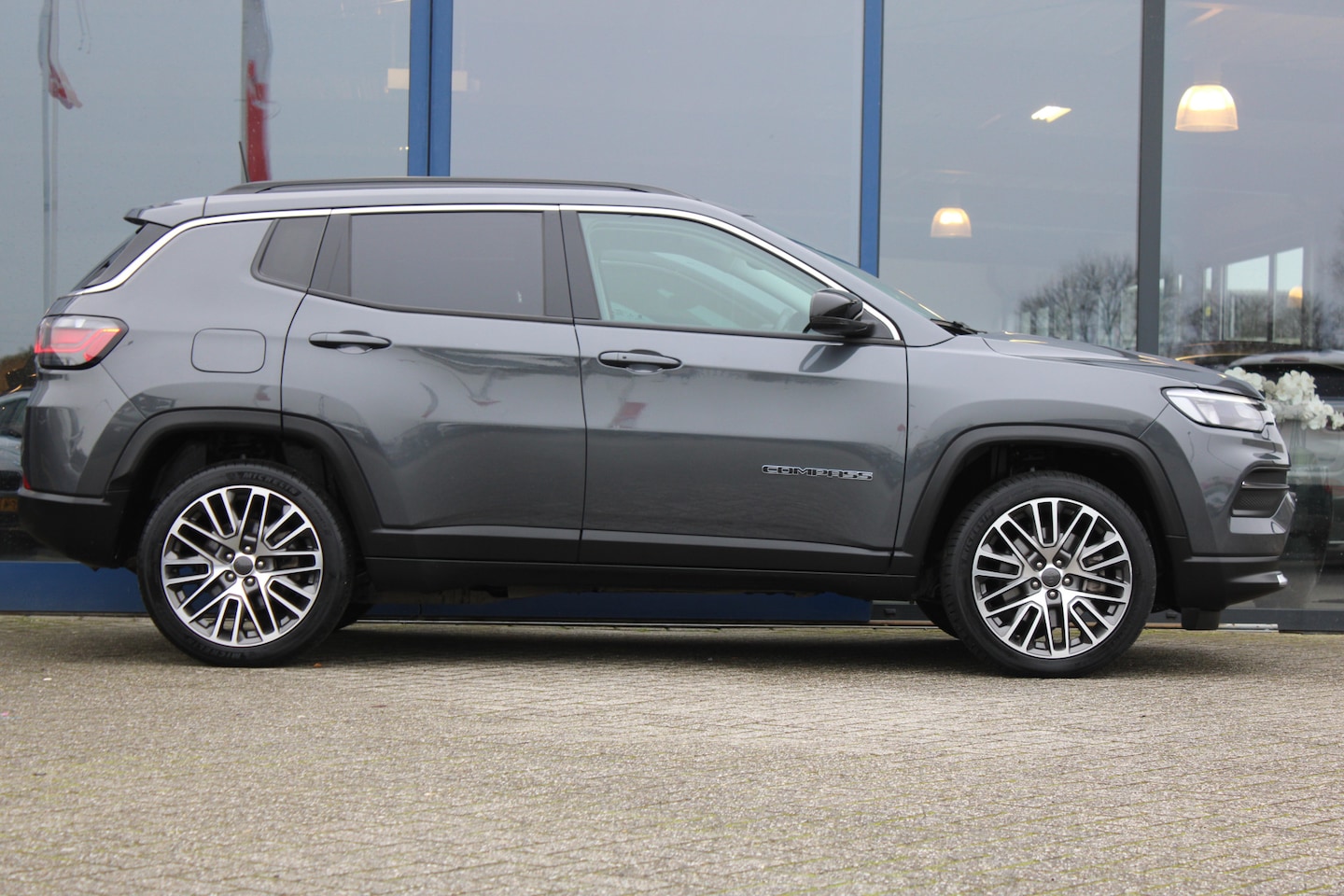 Jeep Compass - 4xe 190 Plug-in Hybrid Electric Night Eagle PANORAMADAK ACC CAMERA 19'' - AutoWereld.nl