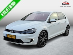 Volkswagen e-Golf - Ontvang € 2.000, - Subsidie / Stoelverwarming / Apple CarPlay & Android Auto / Navigatie /