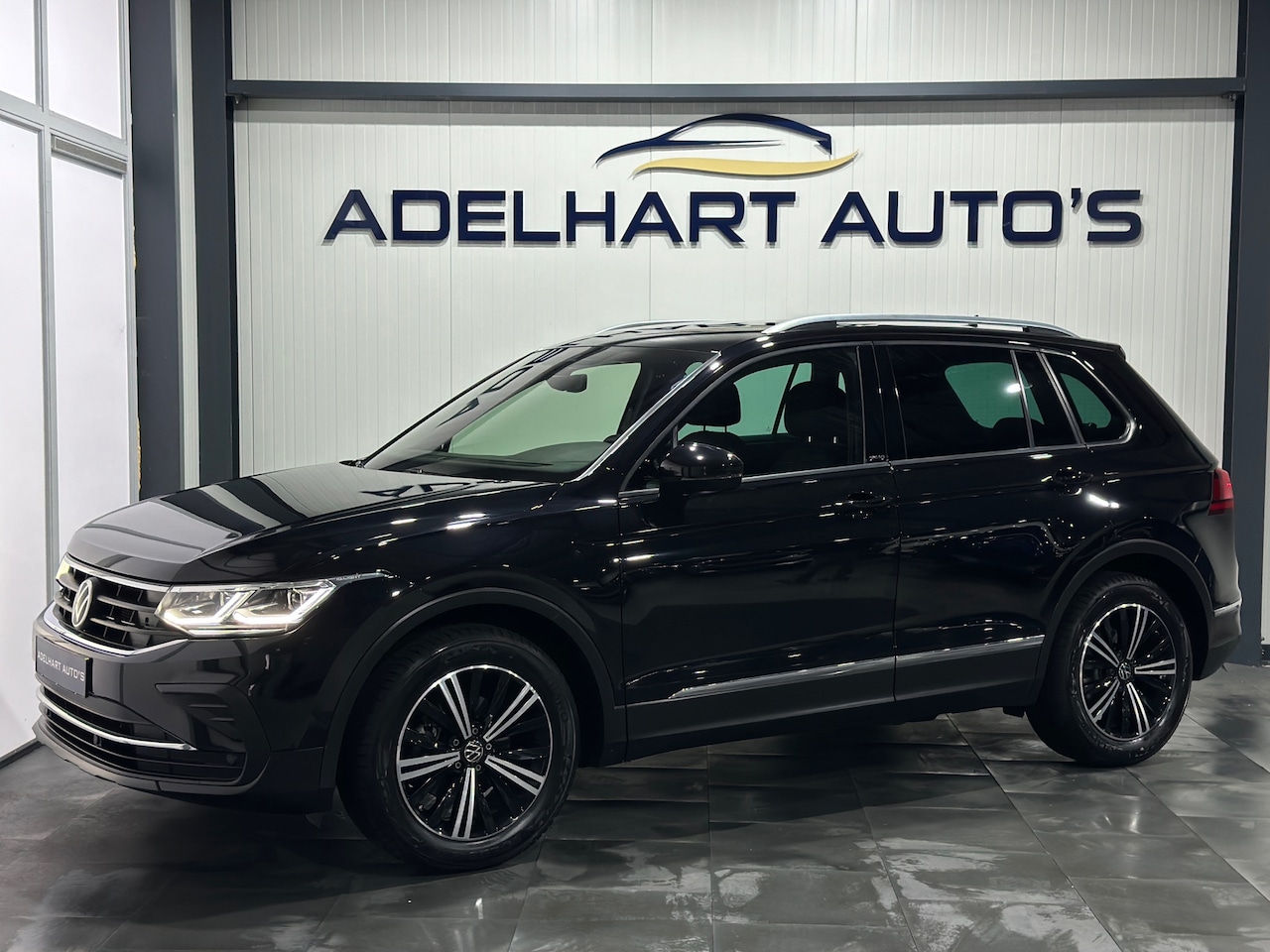 Volkswagen Tiguan - 1.5 TSI Elegance Nieuw model Automaat / Navigatie full map / Cruise control / Climate cont - AutoWereld.nl