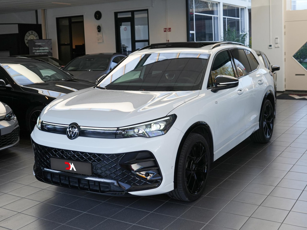 Volkswagen Tiguan - 1.5 TSI R-Line Black Edition HUD Trekhaak Pano Massage - AutoWereld.nl