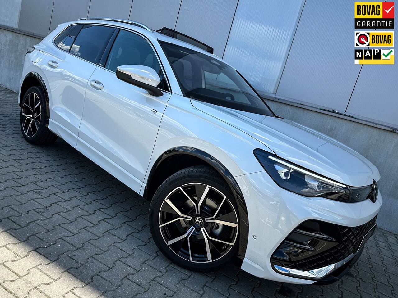 Volkswagen Tiguan - 1.5 eTSI R line Full option H&K Pano Hud 20Inch direct leverbaar - AutoWereld.nl