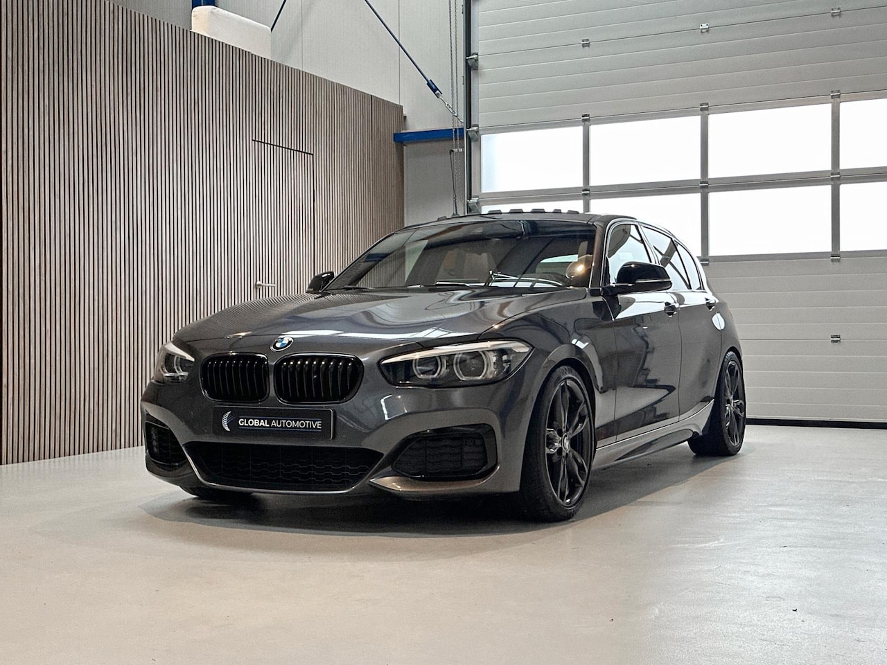 BMW 1-serie - M140i High Executive Shadow Edition - M PERFORMANCE UITLAAT - SCHUIFDAK - AUTOMAAT - HARMA - AutoWereld.nl