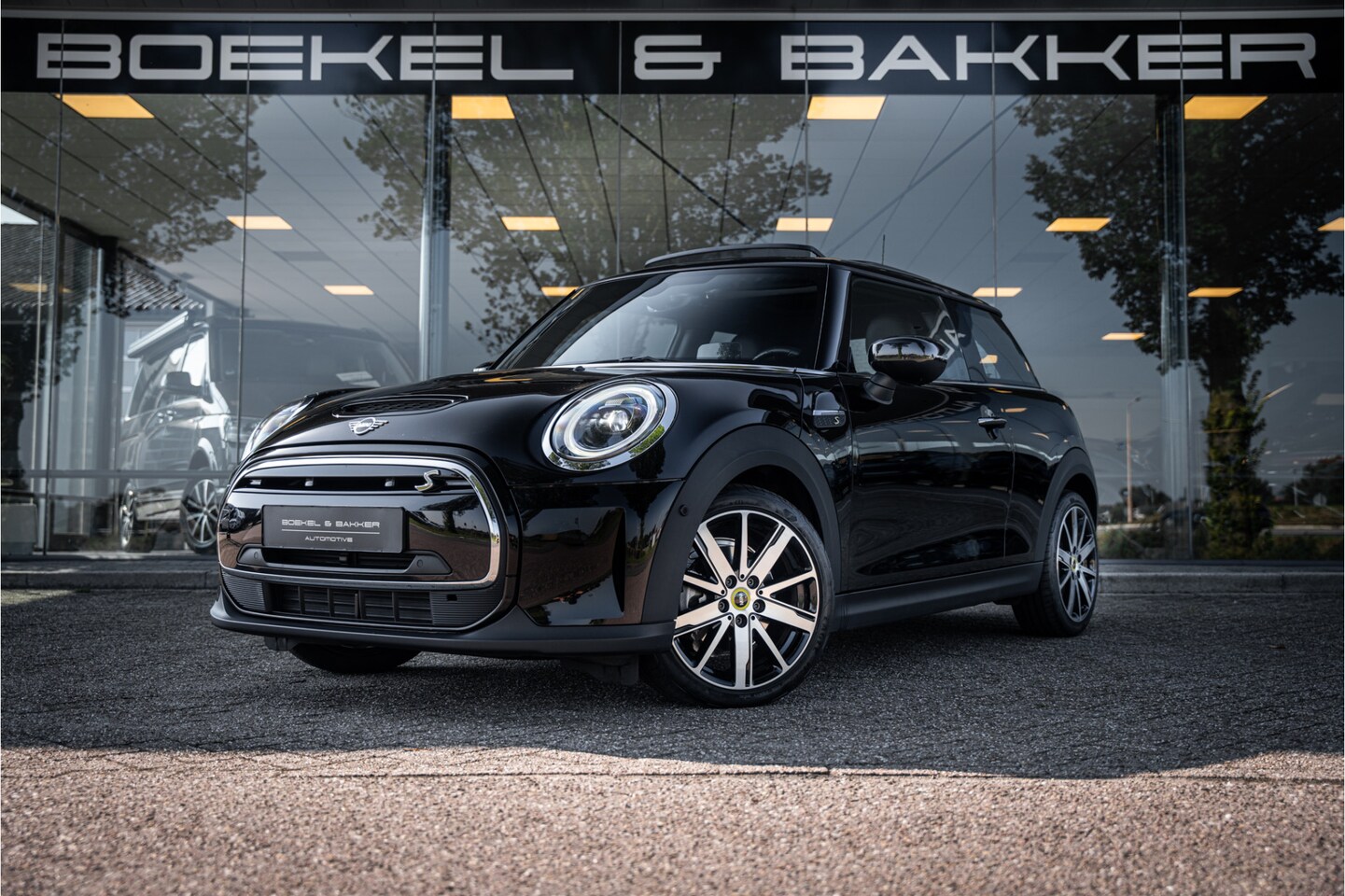 MINI Mini-Electric - Yours 33 kWh - Panodak - Leder - 12% bijtelling € 2.000,- SEPP subsidie - Facelift model! - AutoWereld.nl