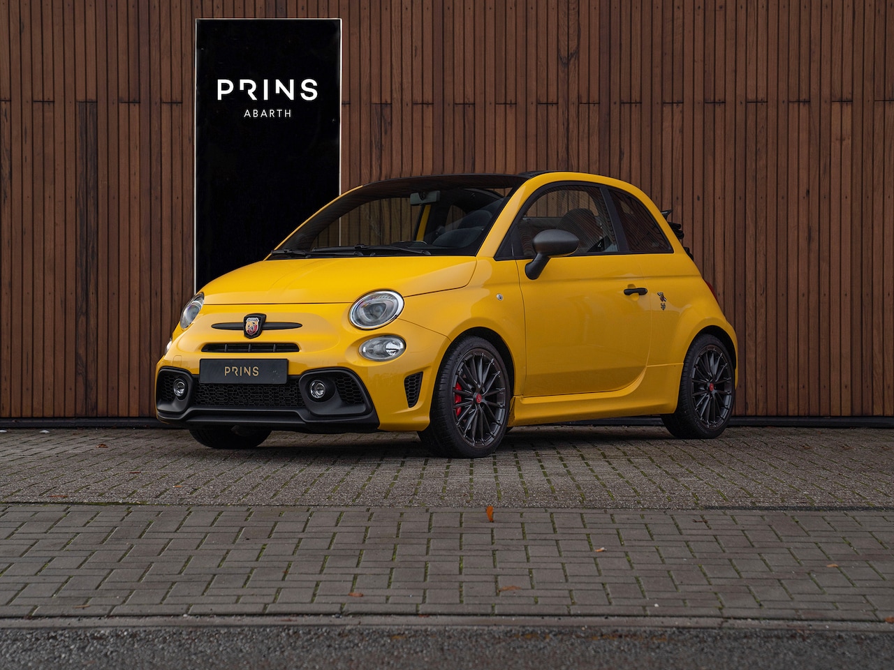 Abarth 595 - C Competizione | Carplay | Sabelt stoelen | Monza | 1e eigenaar | Giallo Modena - AutoWereld.nl