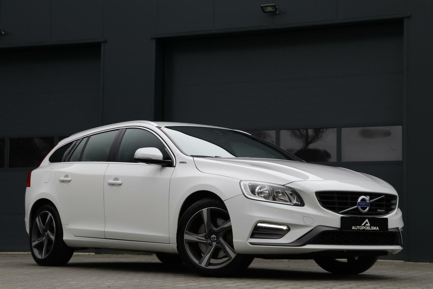 Volvo V60 - 2.4 D6 Twin Engine |R-DESIGN| Trekhaak Navi Stoelverw Plugin Chroom Lmv 125000KM BJ2015 - AutoWereld.nl