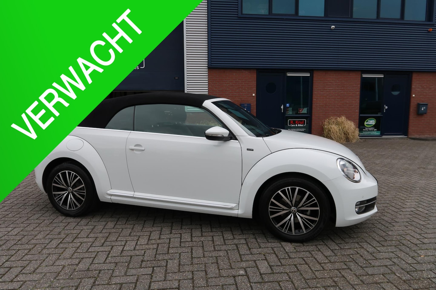 Volkswagen Beetle Cabriolet - 1.2 TSI Allstar Airco-ecc Navigatie Camera Bluetooth App-connect Sportvelgen Half leer Sto - AutoWereld.nl