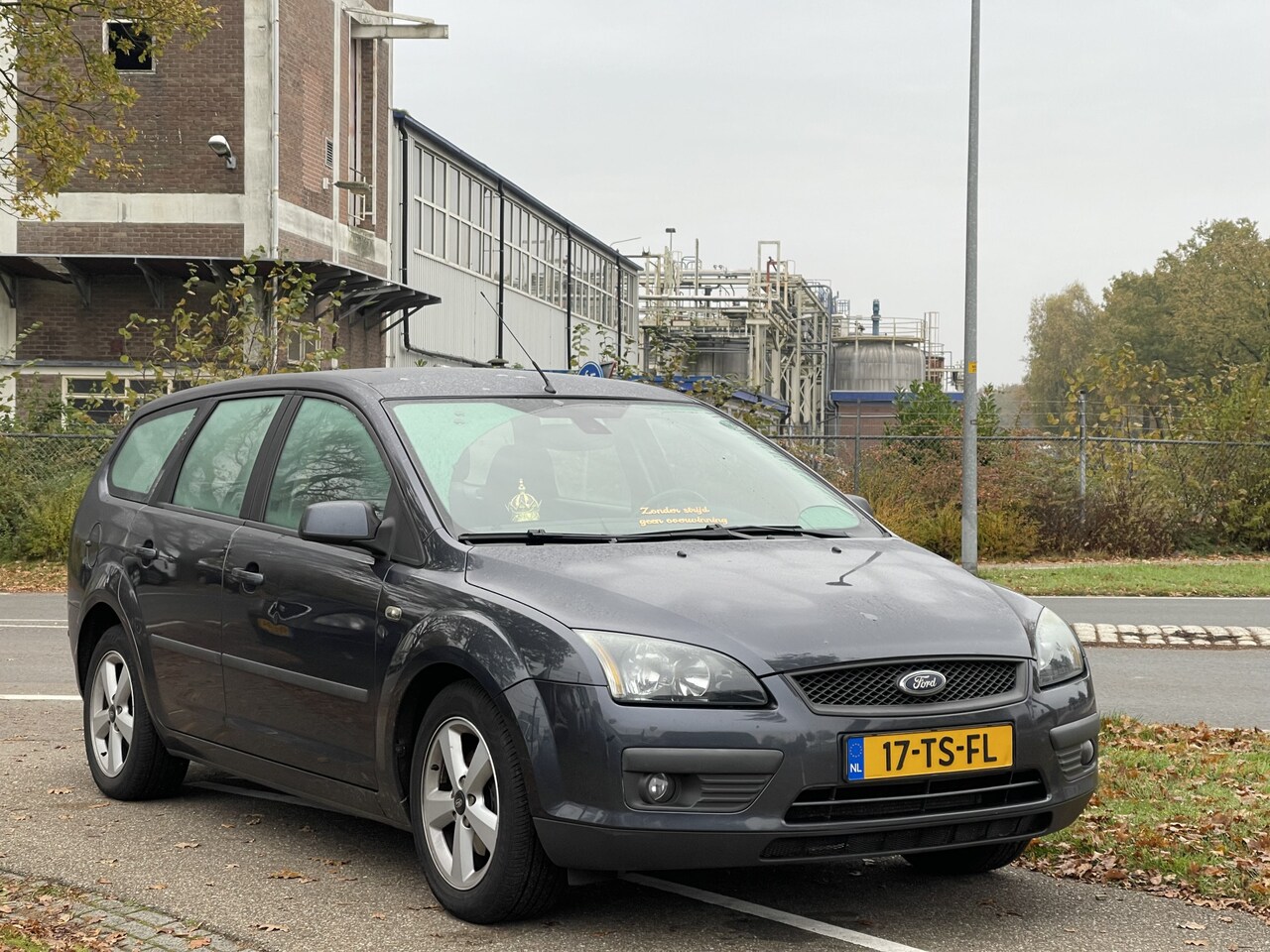 Ford Focus Wagon - 1.6-16V Futura | APK 10-2025! | LM Velgen | Trekhaak - AutoWereld.nl