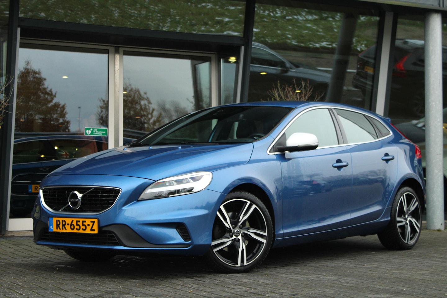 Volvo V40 - T4 R-Design (Business Sport) | Full-LED | Cruise Control | Navigatie | PDC | Stoelverwarmi - AutoWereld.nl