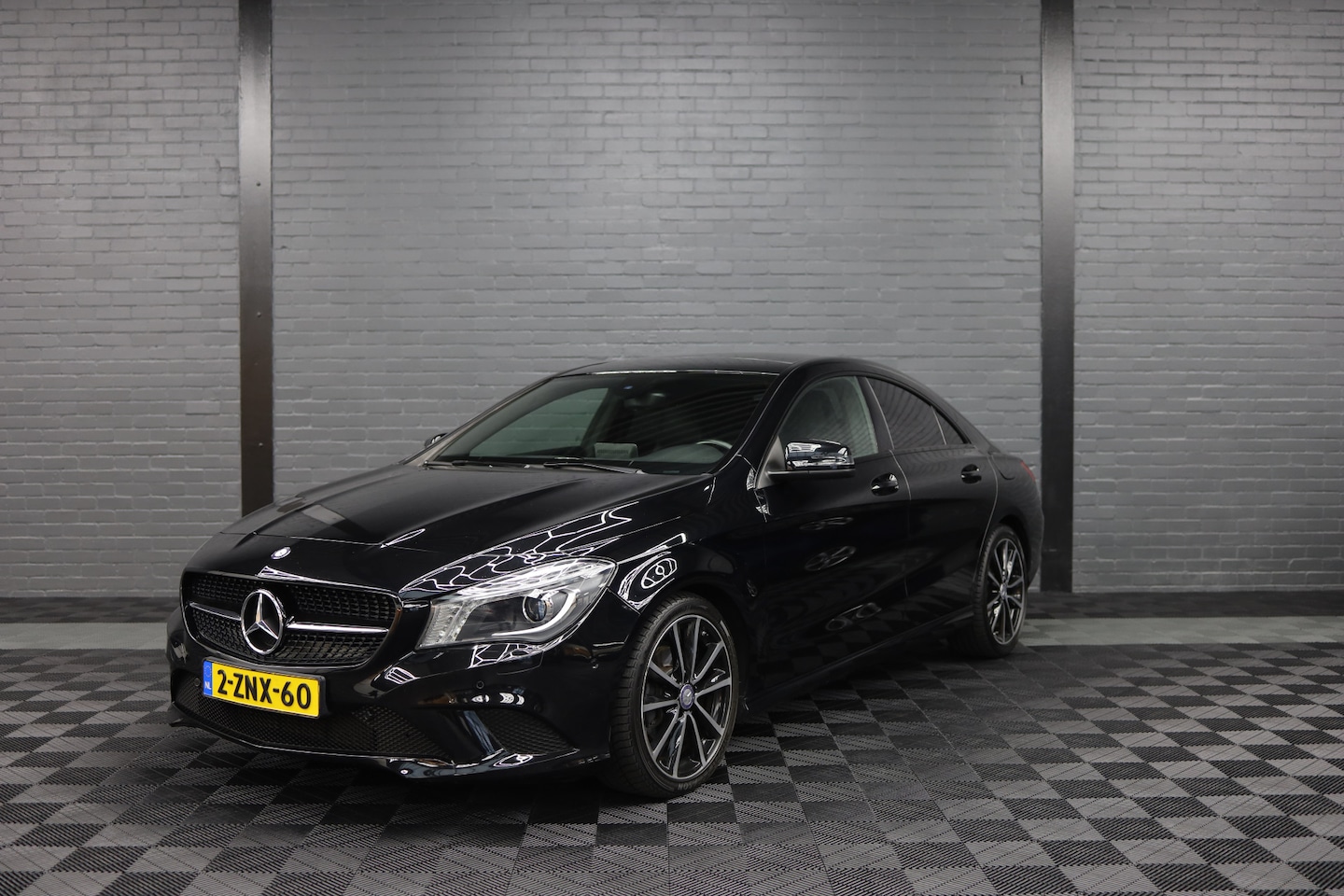 Mercedes-Benz CLA-Klasse - 180 Ambition | Ned. Auto | leer-Stof | Panoramadak |  Night-pakket | - AutoWereld.nl