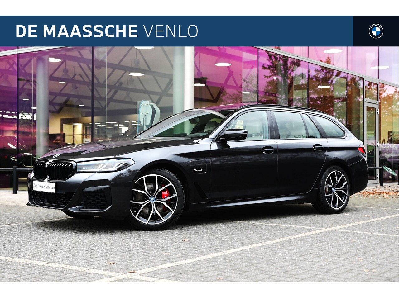 BMW 5-serie Touring - 530e xDrive High Executive M Sport Automaat / Panoramadak / Trekhaak / Massagefunctie / La - AutoWereld.nl