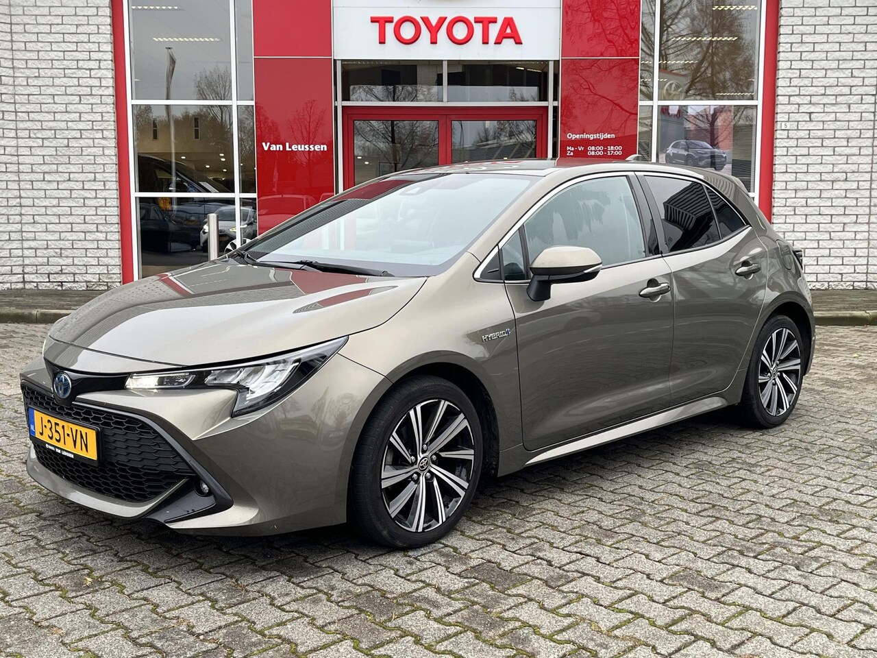 Toyota Corolla - 1.8 Hybrid First Edition NAVI APPLE/ANDROID LM-VELGEN PARKCAMERA KEYLESS LED STOELVERW NL- - AutoWereld.nl