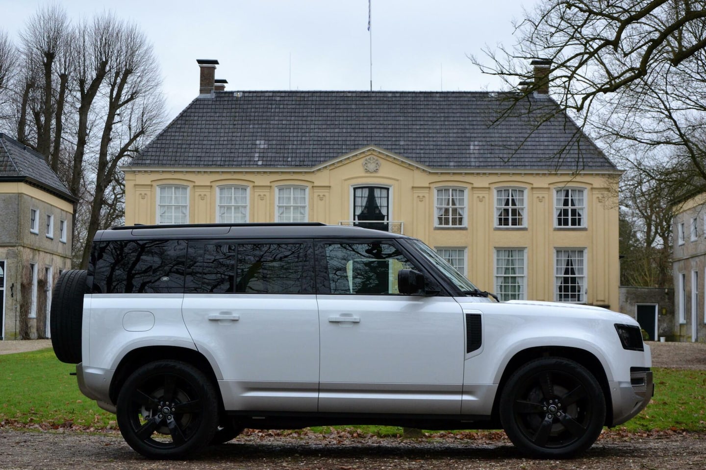 Land Rover Defender 110 - 3.0 D250 MHEV SE Luchtvering EX BTW Grijs Kenteken - AutoWereld.nl