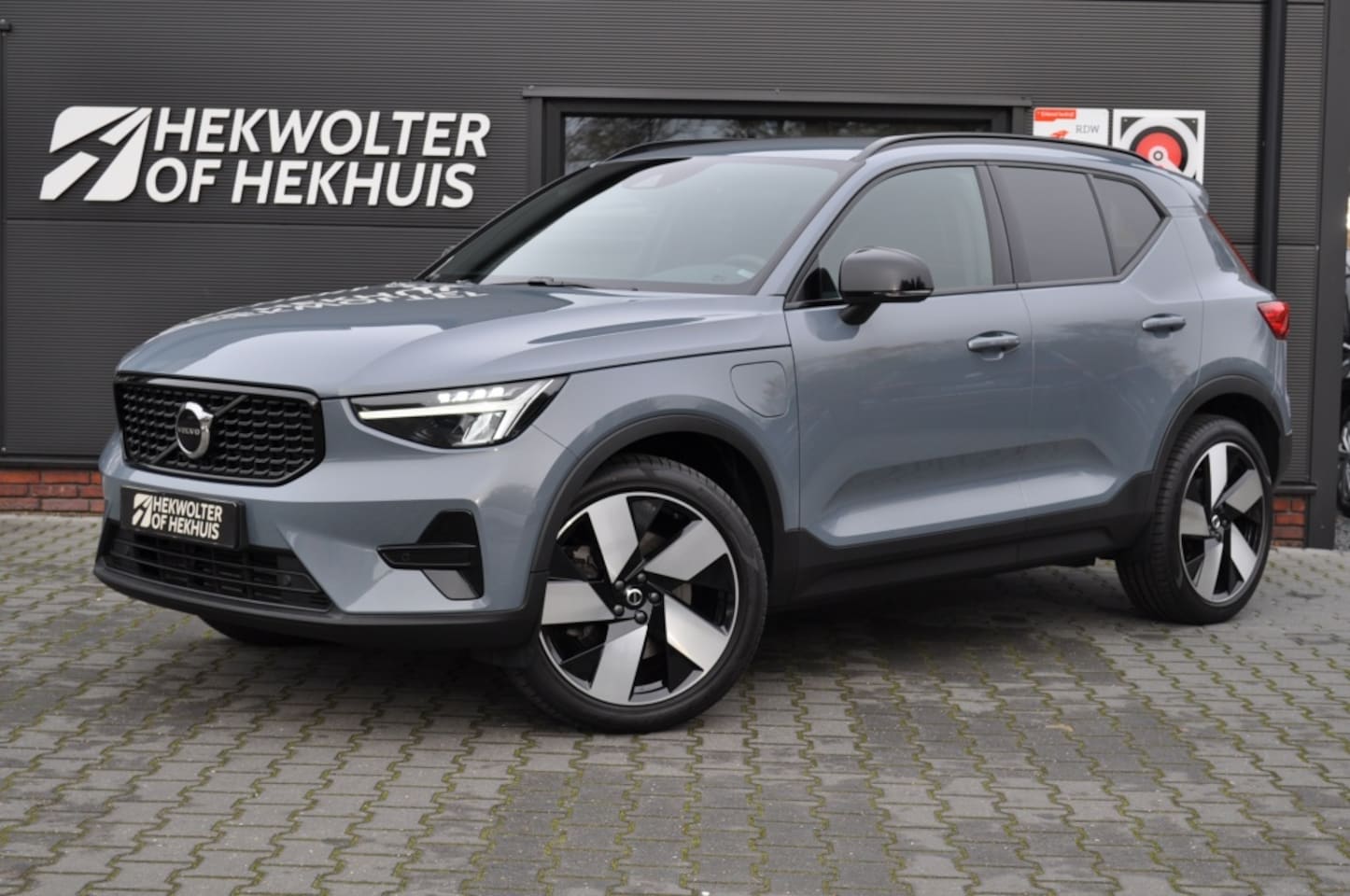 Volvo XC40 - T5 2WD Plus Dark Plug-In 262 PK | H/K | Trekhaak | Keyless - AutoWereld.nl