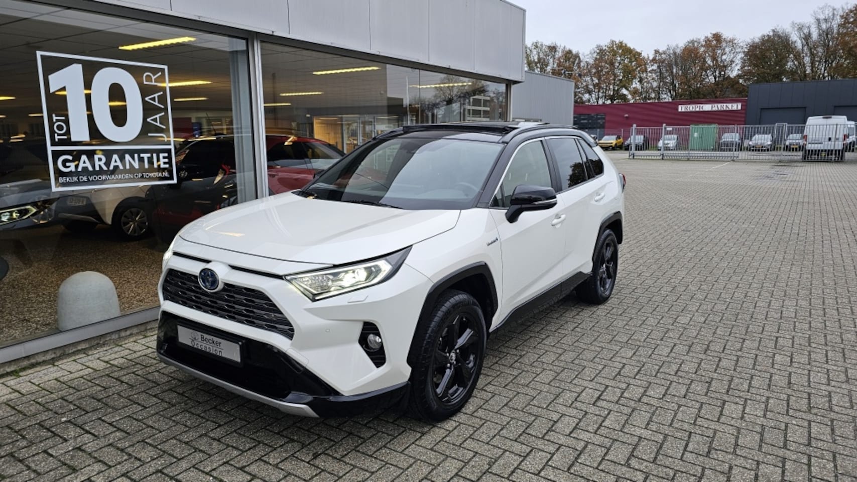 Toyota RAV4 - 2.5 Hybrid AWD Bi-Tone | All-in | trekhaak | Pano | PDC V+A - AutoWereld.nl