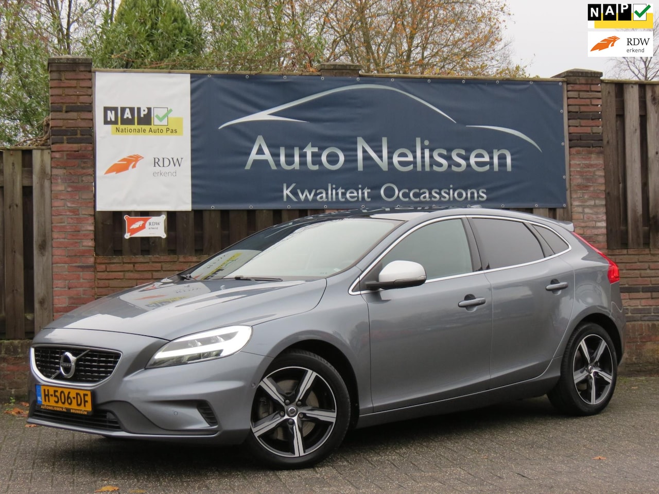 Volvo V40 - 1.5 T3 Polar+ Sport R-Design AUTOMAAT | TREKHAAK | PANORAMADAK | HARMAN/KARDON | DEALER ON - AutoWereld.nl