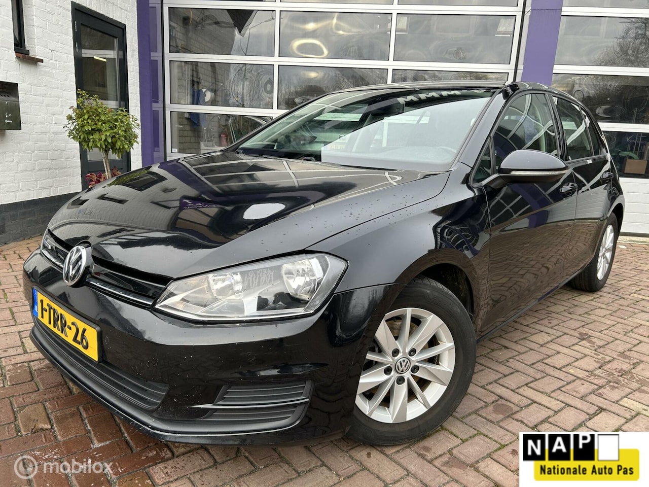 Volkswagen Golf - 1.6 TDI Edition BlueMotion * NAVIGATIE AIRCO - AutoWereld.nl