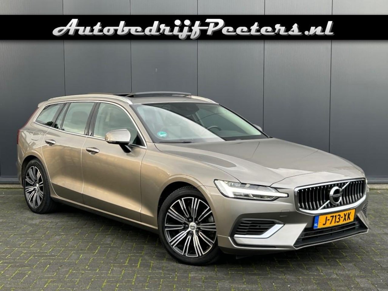 Volvo V60 - 2.0 T6 AWD PHEV Inscription P-dak Navi LED Cruise E.klep Camera - AutoWereld.nl