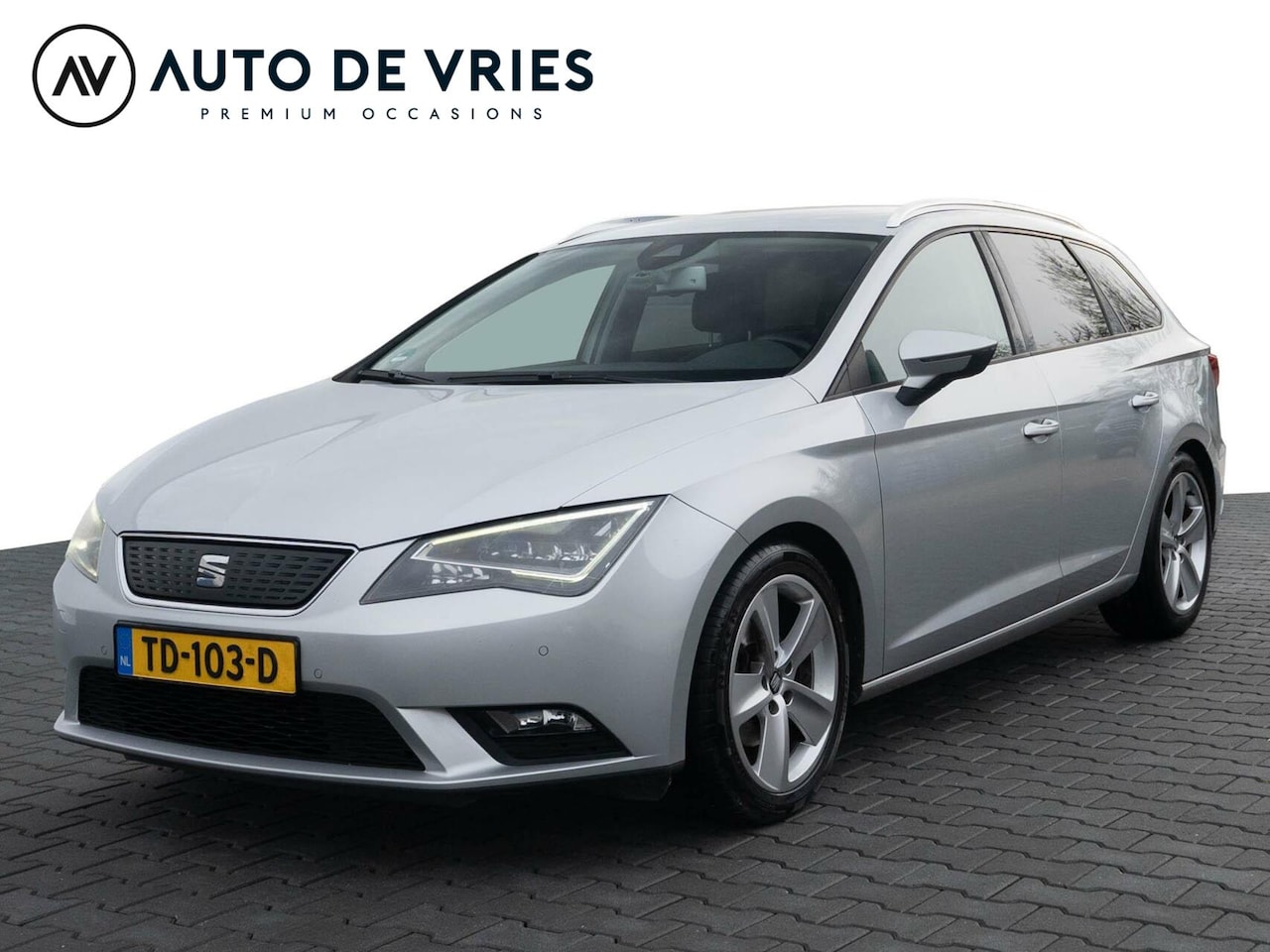 Seat Leon ST - 1.6 TDI 110pk Ecomotive Lease Sport | Leder | Navigatie | Full LED | Trekhaak - AutoWereld.nl