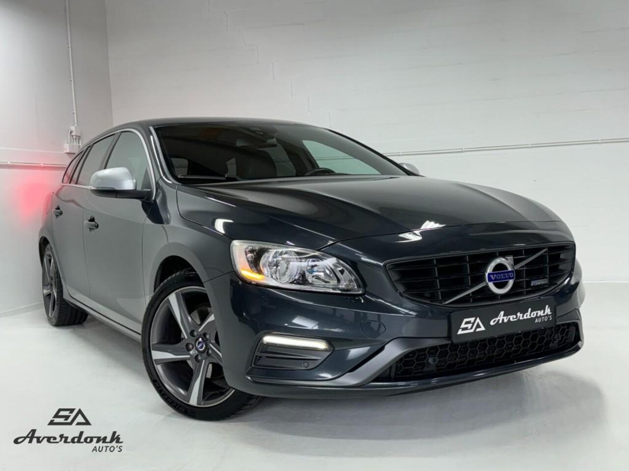 Volvo V60 - 1.6 T3 150PK R-DESIGN NAP/Trekh/PDC V+A/Facelift - AutoWereld.nl