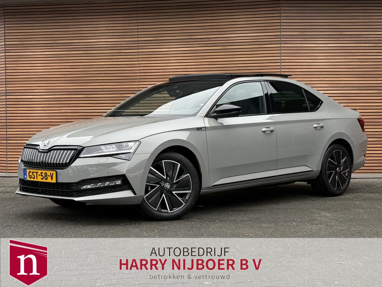 Skoda Superb - 1.4 TSI iV Sportline Business Panodak / Led Matrix / Winterpack / 360 Camera /  18 "lm vel - AutoWereld.nl