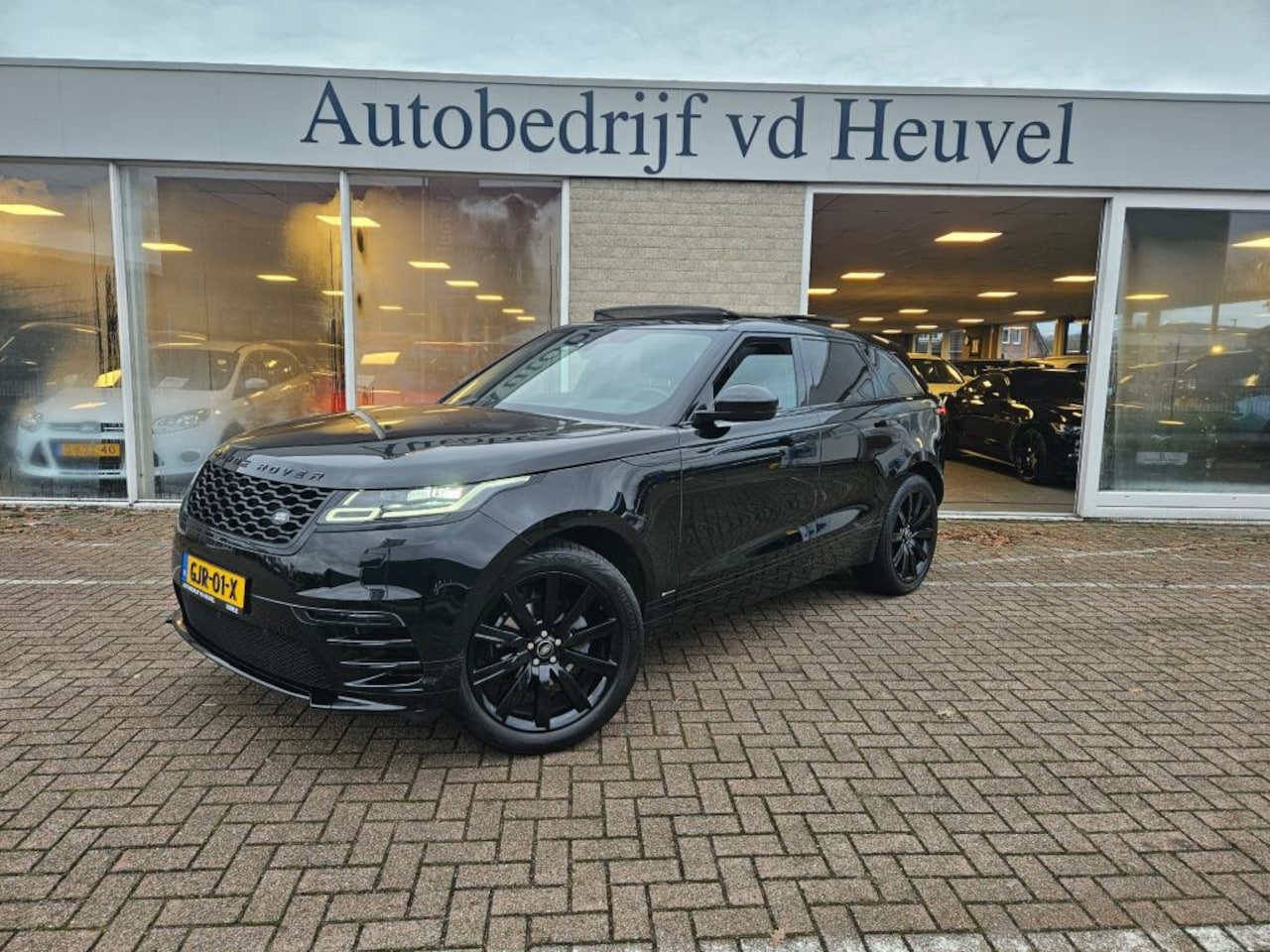 Land Rover Range Rover Velar - 2.0 R-Dynamic Black*Dealeronderhoud*Panoroma*Trekhaak*21"*Stoelverw.*Camera*Rijklaar - AutoWereld.nl